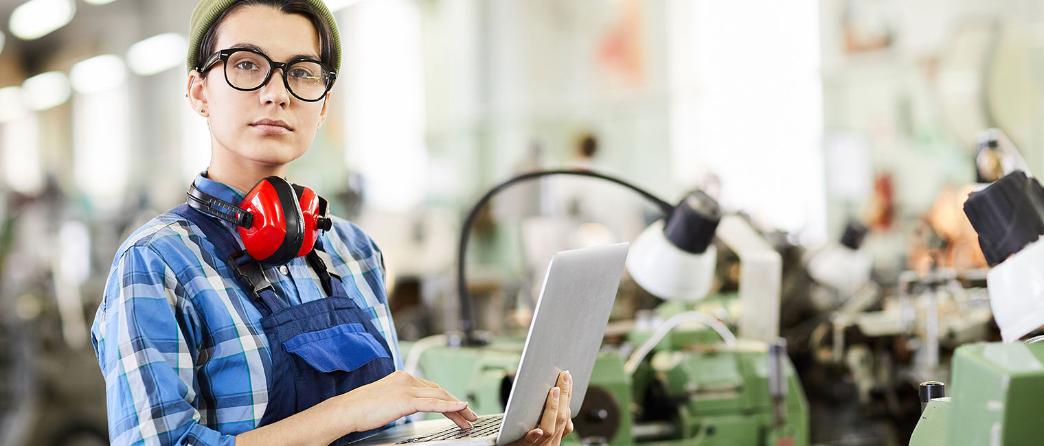 Ausbildungsberufe im Handwerk von A-Z: Praktikumsboerse Junge mit Laptop in Werkstatt