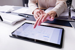 E Invoice On Tablet. Online Electronic Bill Management Schlagwort(e): tablet, electronic, management, statement, e, using