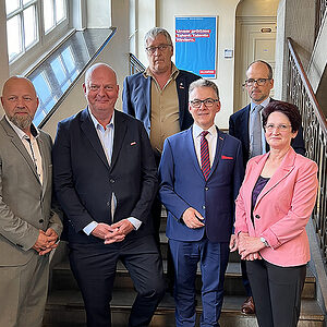 neu gewählter Vorstand der Handwerkskammer Hamburg (fünf Herren und eine Frau im Treppenhaus)