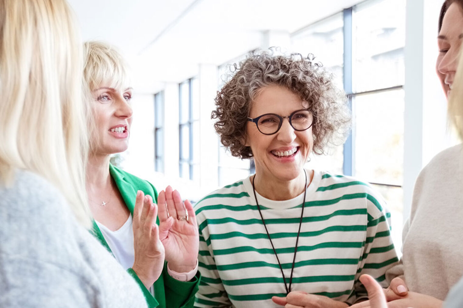 Handwerkerinnen für Hamburg: Netzwerke und Workshops Gruppe von fünf Frauen kommunizieren