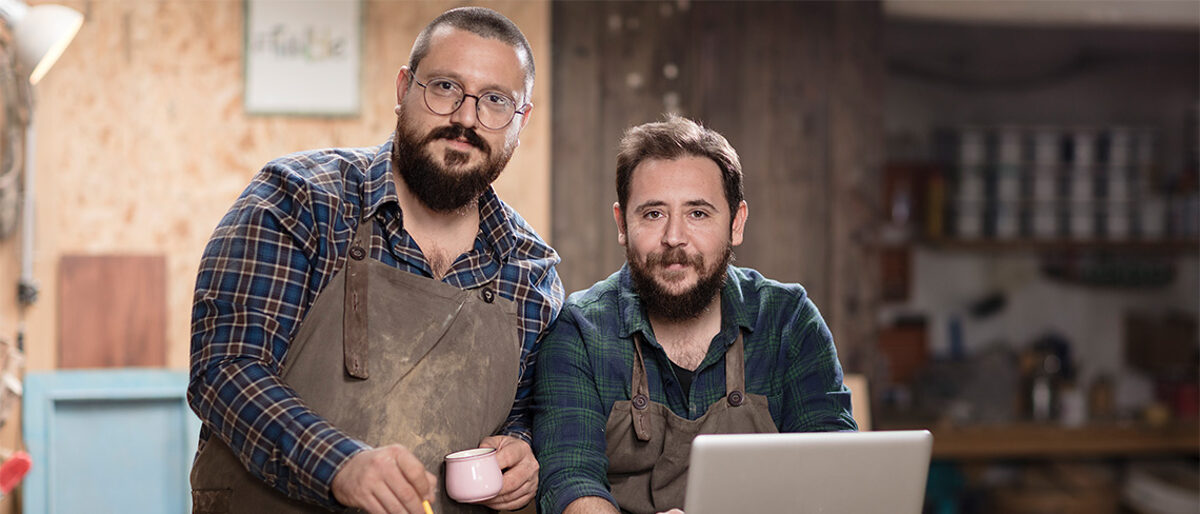 Handwerker-Werkstatt-Laptop-1140x489-Foto-iStock-nilimage-756